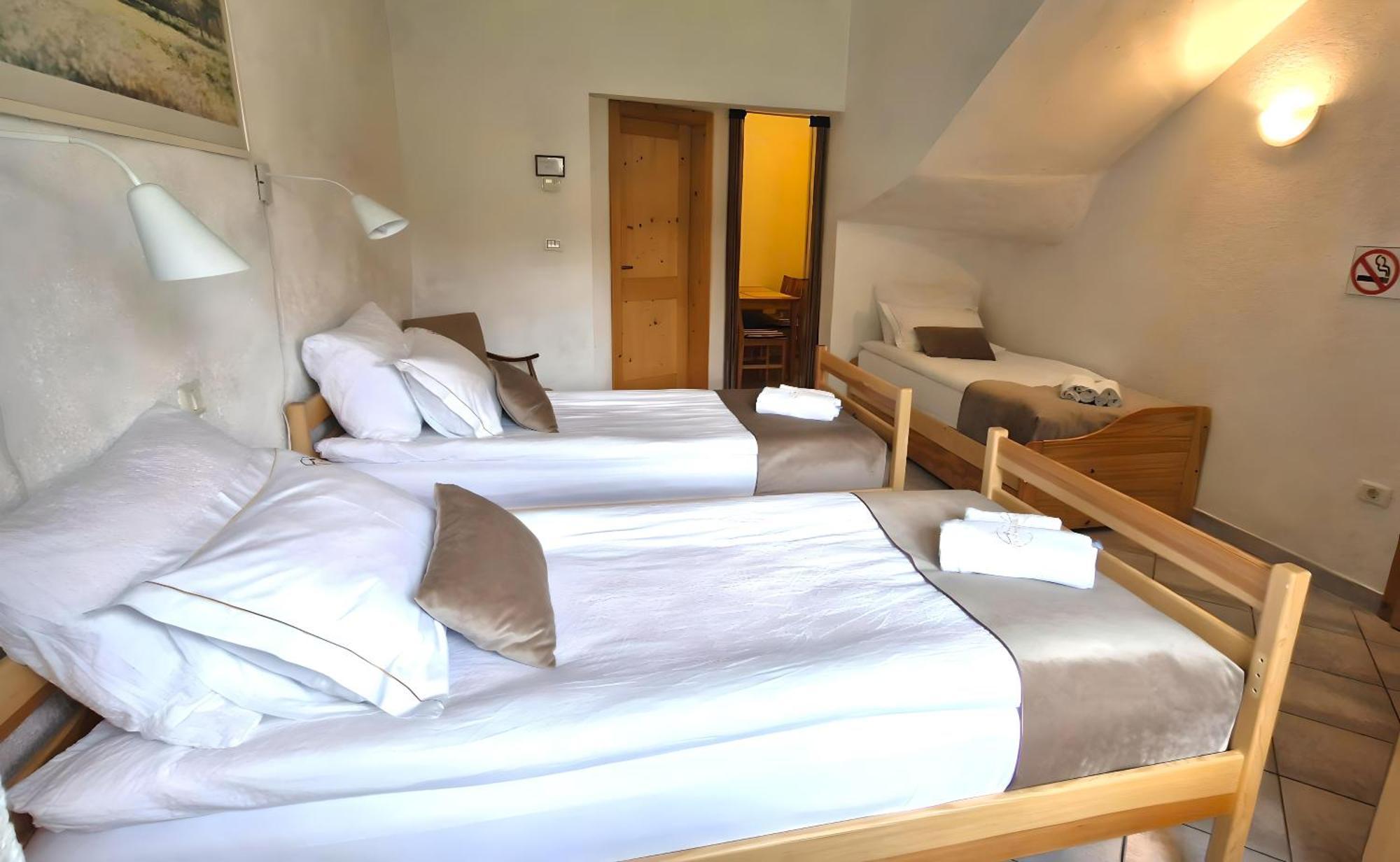Guesthouse Idila Pod Nanosom Senozece Exterior photo